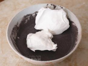 取1/3的蛋白霜加入到面糊中，用橡皮刮刀翻拌均匀。