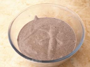 再倒回蛋白霜中，继续翻拌均匀，直至看不到一丝蛋白，面糊呈细腻光滑状。