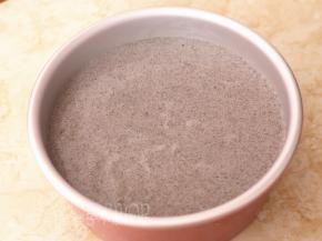 将面糊倒入模具中，轻轻晃动一下，让面糊表面比较平整，再震两下。