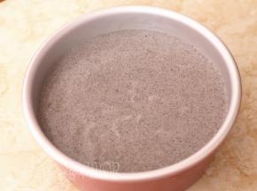 将面糊倒入模具中，轻轻晃动一下，让面糊表面比较平整，再震两下。