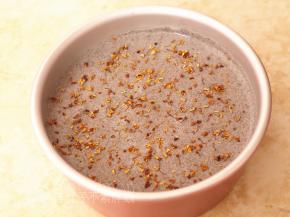 在面糊表面撒上干桂花。