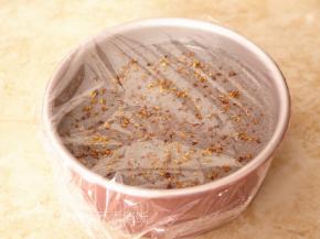 用保鲜膜将模具包紧。