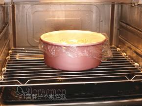 送入预热好的蒸烤箱，低温蒸烤模式，上下火100℃，蒸35分钟。蒸好之后不要急着拿出去，先在蒸烤箱中焖5分钟。