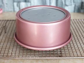 出炉后震一下，再倒扣稍微晾凉。