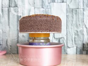 不需要完全晾凉，大概登上十来分钟就可以脱模。先轻轻顶一下模具底，让蛋糕有一点点离模，再把模具放在一个杯子上面，将模具轻轻往下推，就能轻松脱模啦。