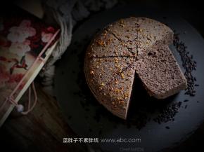 黑米糕可以趁热切块吃哦，松松软软的，味道很赞。