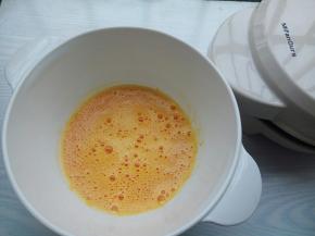 2个鸡蛋磕入大碗，加入白糖，用手动打蛋器搅拌到颜色变淡