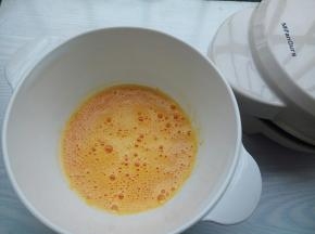 2个鸡蛋磕入大碗，加入白糖，用手动打蛋器搅拌到颜色变淡