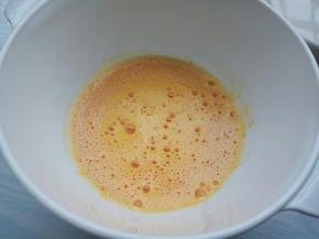 再次加入玉米油，还是用打蛋器搅拌混合