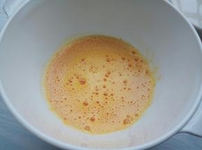 再次加入玉米油，还是用打蛋器搅拌混合