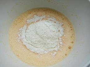 最后筛入低筋面粉，玉米淀粉，泡打粉（低筋面粉，玉米淀粉，泡打粉提前过筛，混合均匀）