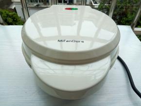 华夫机换上鸡蛋仔烤盘，插好电源，预热3分钟，