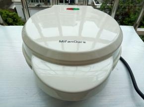 华夫机换上鸡蛋仔烤盘，插好电源，预热3分钟，