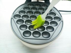 华夫机上下烤盘刷少许油，