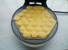 倒入面糊（要快速倒入，面糊要分布均匀，这样受热才会均匀）盖上盖子，烘烤5分钟