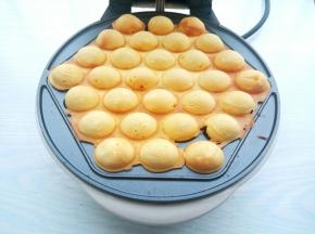 香喷喷的鸡蛋仔做好了，颜色金黄，可香了！（烘烤的过程中，烘烤到3分钟的时候可以看看，随时观察面糊的颜色）