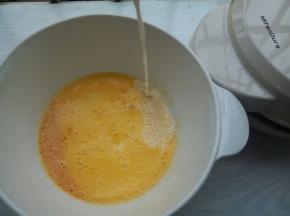 再加入牛奶，用手动打蛋器搅拌均匀