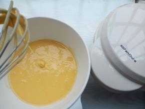 用手动打蛋器划