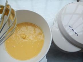 用手动打蛋器划