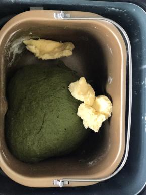 20分钟后揉成光滑面团时，加入黄油，继续揉面40分钟，至扩展状态