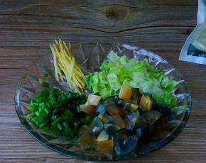 姜切细丝，圆生菜、皮蛋、香葱切小丁