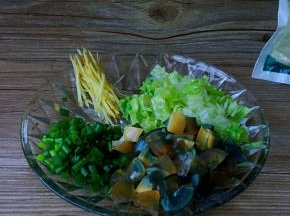 姜切细丝，圆生菜、皮蛋、香葱切小丁