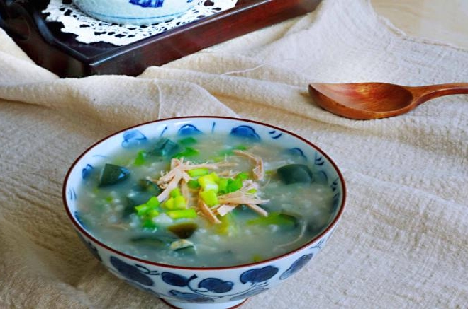 生滚圆生菜皮蛋粥