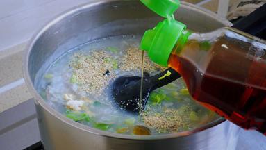 淋入香油，搅拌均匀