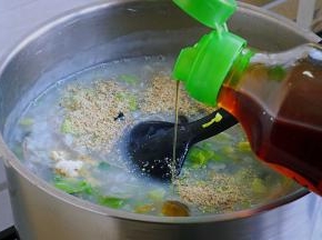 淋入香油，搅拌均匀