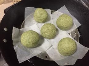 锅中放入适量清水煮沸放入青团蒸煮15分钟即可