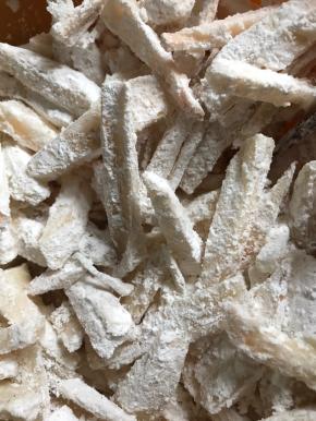 加入干淀粉拌匀，（淀粉加至，能让每根藕条都均匀的裹满淀粉即可）