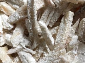 加入干淀粉拌匀，（淀粉加至，能让每根藕条都均匀的裹满淀粉即可）