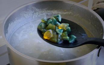 时间到，加入另一半皮蛋丁，转中火再煮10分钟，注意不停搅拌，以免糊底