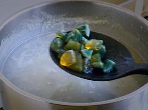 时间到，加入另一半皮蛋丁，转中火再煮10分钟，注意不停搅拌，以免糊底