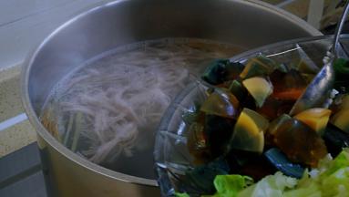 皮蛋分成两份，加入其中一份