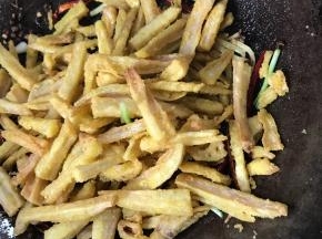 加入炸好的藕条