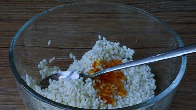 米洗净，加入香油拌匀腌制三十分钟