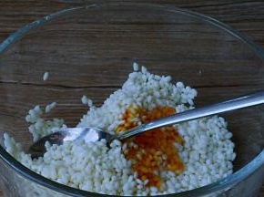 米洗净，加入香油拌匀腌制三十分钟