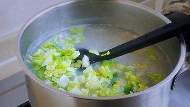 加入生菜，关火