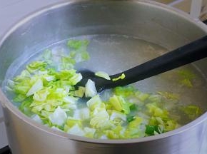 加入生菜，关火