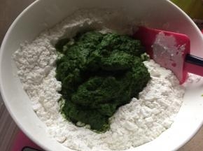 将艾草蓉倒入混合粉中搅拌成絮状