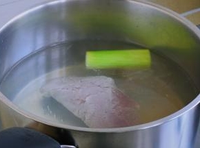 加入猪里脊肉，大火煮滚转小火煮30分钟