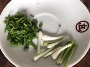香葱洗净后分别切成段和葱花