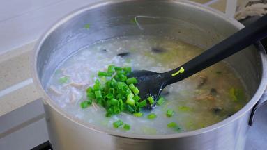 最后撒入香葱碎