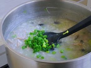 最后撒入香葱碎