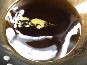 锅置火上，加入半锅油烧至七成热