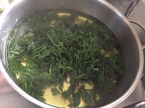 煮一锅清水，待热水煮沸将艾草放入汆水一遍大概煮两分钟就可以了