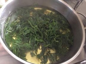 煮一锅清水，待热水煮沸将艾草放入汆水一遍大概煮两分钟就可以了