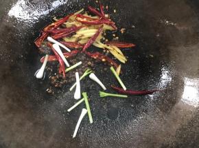 锅留底油，加入花椒、姜丝、干辣椒丝、葱段爆香