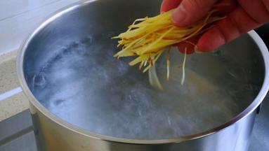 锅中加水煮开，加入姜丝